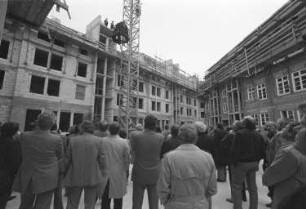 "Wohnmodell Karlsruhe" in der Zähringerstraße Ecke Waldhornstraße nach Plänen des Architekten Hermann Barthruff. Richtfest