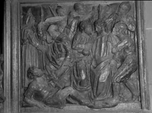 Hochaltar, Sockelgeschoss, 1. Relief von rechts: Gefangennahme Christi