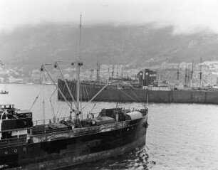 Bergen, Hafen : Bergen (Norwegen). Frachtschiff EIR im Hafen