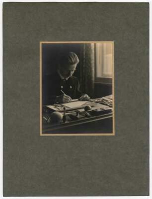 Albert Wiese am Schreibtisch