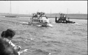 Duisburg: Hafenrundfahrt, Publikum an Deck, Hintergrund Industrie, Schiffe auf dem Rhein