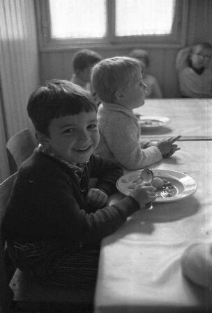 Ferienerholung für Kinder im Waldheim der Arbeiterwohlfahrt.