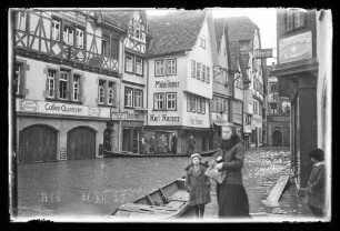 Hochwasser in der Brückengasse mit Blick auf Cafe Quenzer und Möbellager Karl Kappes in Richtung Götzelmann´sches Haus, darauf Nr. 12