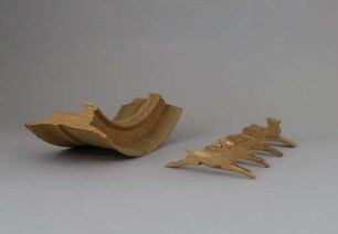 Hölzerner Spaltring in Hirschform und vier Hirsche