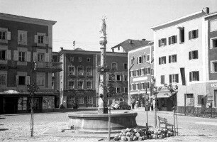 Laufen, Salzach: Marktplatz, Brunnen in der Mitte