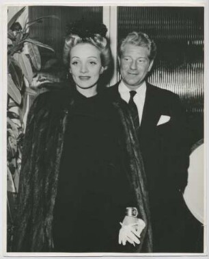 Marlene Dietrich und Jean Gabin, Restaurantbesuch (Ort unbekannt, Januar 1944) (Archivtitel)