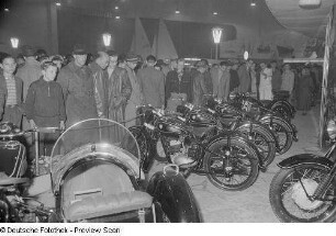 Besucher vor Motorrädern in der Fahrzeugausstellung