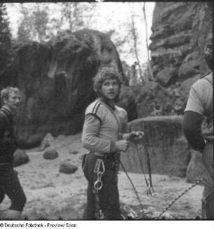 Sächsische Schweiz, Schrammsteine. Erstbegehung der Route "Nordlicht" (IX b) am Falkenstein durch Bernd Arnold. Bernd Arnold bereit zum Einstieg am Fuß der W-Kante