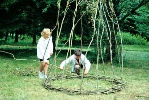 Umwelttag: Bau eines Weidenrutenhauses
