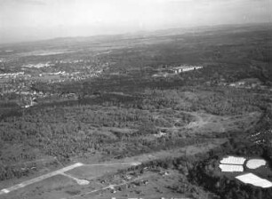 Dresden-Klotzsche. Blick über das Randgebiet der Dresdner Heide (ehemaliges militärisches Übungsgelände). Luftbild-Schrägansicht
