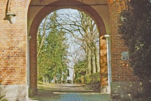 Bahnhofstraße: Friedhof: Blick durch das Torhaus