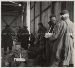 Wehrmachtssoldaten, Lazarett, Verwundete Australier sind soeben von der Front eingeliefert worden.