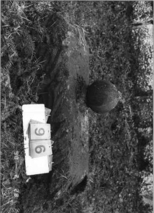 Grabstein 96 (Index: 100114819) Material: Sandstein Zustand: erhalten nur Sockel und Giebelaufsatz Beschreibung: erhalten: Rustikasockel und Giebelaufsatz: Grabstein 96