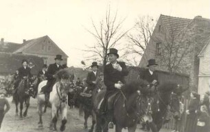 Osterreiter in Ralbitz : Gesellschaftliche Volkskultur - Frühling. Ort: Sulšecy / Sollschwitz. Die Wittichenauer Osterreiterprozession reitet aus Ralbitz nach Wittichenau über Sollschwitz (Werfen der Tütchen)