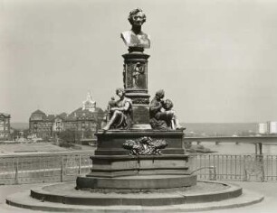 Ernst-Rietschel-Denkmal : Schilling, Johannes, Nicolai, Hermann: Ernst-Rietschel-Denkmal. Bronze, Granit, Syenit. 1875-1876. Dresden-Altstadt, Brühlsche Terrasse