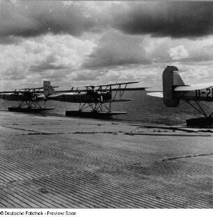 Rostock-Warnemünde. Deutsche Verkehrsfliegerschule, Zweigstelle Seefliegerschule Warnemünde. See-Schulflugzeuge Heinkel HD-24 (links) und See-Schulflugzeug HD-42b (rechts)
