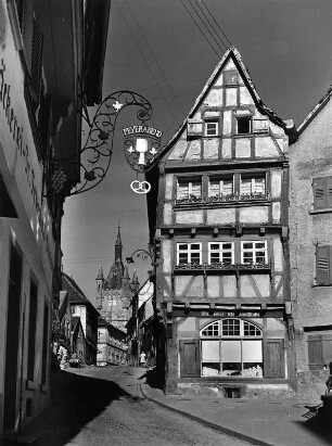 Bad Wimpfen. Salzgasse mit Ausleger "Feierabend"