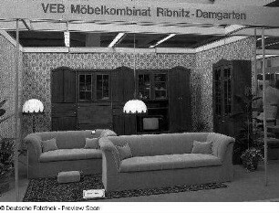 Sofa (Dreisitzer) : Ausstellungskoje mit Wohnzimmermöbeln des VEB Möbelkombinat Ribnitz-Damgarten. Ansicht mit Zwei- und Dreisitzer der Sitzgruppe "Glowe
