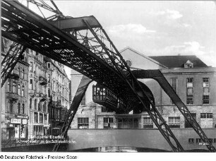 Trasse der Schwebebahn über der Wupper und Station Döppersberg (heute Hauptbahnhof), links Straße Schloßbleiche : Wuppertal-Elberfeld. Trasse der Schwebebahn über der Wupper und Station Döppersberg (heute Hauptbahnhof), links Straße Schloßbleiche