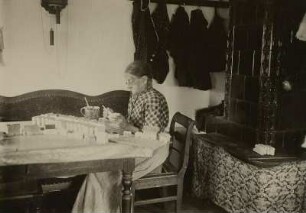 Spielwarenherstellung im Erzgebirge. Beim Bemalen von Häuschen, Heimarbeit