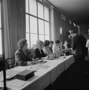Dresden-Altstadt, Lingnerplatz 1 (Deutsches Hygiene-Museum). Serie "14. Orthopäden-Tagung der Deutschen Demokratischen Republik". Tagungsbüro im Foyer