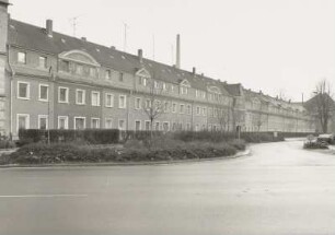 Wohnhauszeile mit Torbau