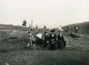 Akureyri/ Island: Gruppenbildnis auf den Hügeln über dem Glera-Wasserfall