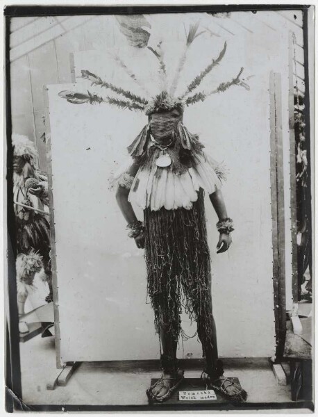 Exhibition mannequin decorated with Chamacoco objects ("Wuiah mask")