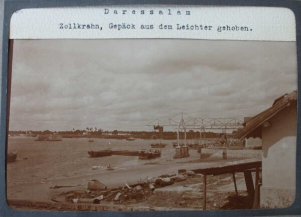 Dar es Salaam. Draisine de la douane, bagages soulevés de la barge