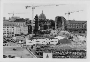 Frauenkirche nach Beginn der archäologischen Enttrümmerung, im Vordergrund die Regale mit den geborgenen Originalbauteilen