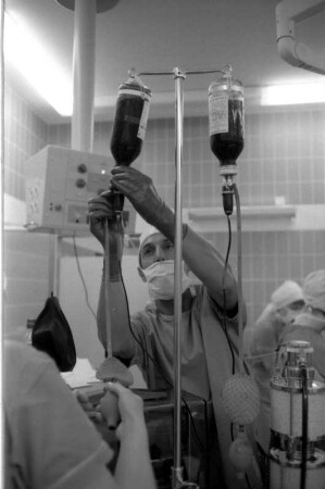 Ludwigshafen-Oggersheim, Ludwig-Guttmann-Straße 13. Berufsgenossenschaftliche Unfallklinik. Sonderstation. Anlegen einer Transfusion, um den Flüssigkeitsverlust beim Patienten auszugleichen