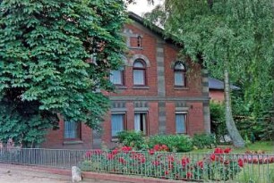 traufständiges Bauernhaus aus Backstein: Giebelseite Wohntrakt: Garten, vorne Gartenzaun