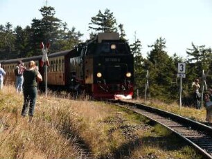 Harzer Schmalspurbahn fährt vom Brocken talwärts