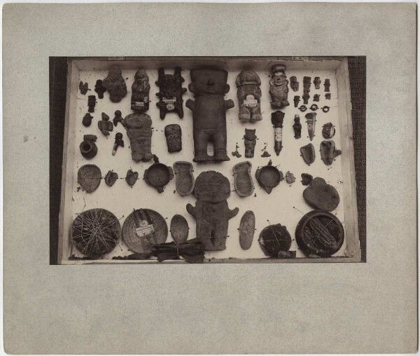 Clay vessels, clay figurines, etc. from the Macedo Collection