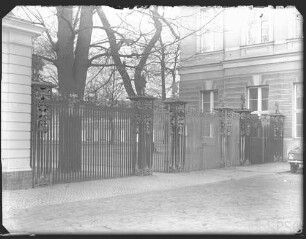 Berlin, Schloss Charlottenburg, Außenbau, Gitter zwischem linkem Flügel und Pförtnerhaus, Wiederherstellung 1965.