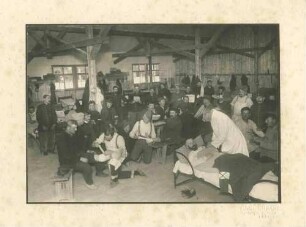 Sanitäter und Arzt in Krankenstation im Kriegsgefangenenlager Ludwigsburg-Eglosheim beim Verbinden Verwundeter und Pflegen von bettlägerigen Kranken