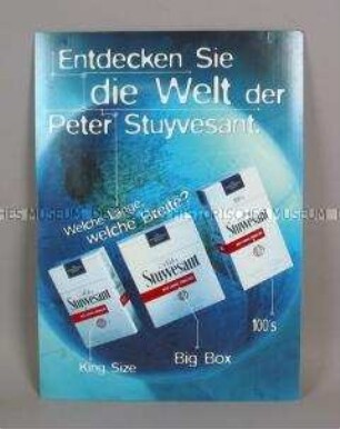 Werbeschild (beidseitig) mit Werbeaufdruck für "Peter Stuyvesant"-Zigaretten, "Entdecken Sie die Welt der Peter Stuyvesant."