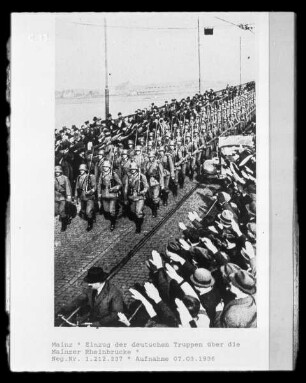 Einzug der deutschen Truppen über die Mainzer Rheinbrücke