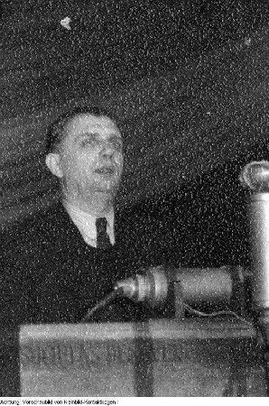 Leipzig. Dr. Walter Thürmer, Minister für Gesundtheitswesen (Liberaldemokratische Partei Deutschlands (LDPD) in Sachsen auf einer Tagung in der Kongreßhalle am Zoo in Leipzig, 1951