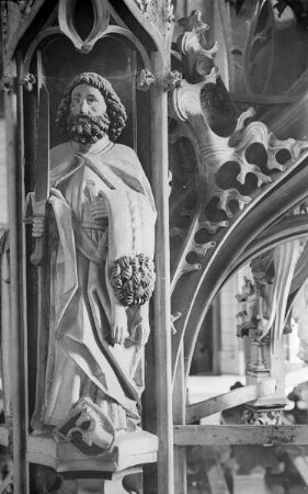 Spätgotischer Taufstein mit Baldachin — Apostel Bartholomäus