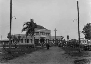 Bahnhof : Das Hauptgebäude des Bahnhofs von Três Lagoas.