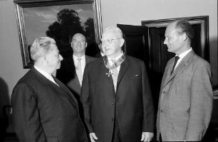 Freiburg: Regierungspräsidium; Bundesverdienstkreuz für Georg Menges; stehend: Dichtel, Menges, Oberbürgermeister Dr. Keidel