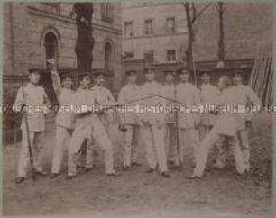 Königliche Militär-Turnanstalt zu Berlin, Winterkurs 1894/1895 - Offiziersschüler mit Degen und Übungsgewehr