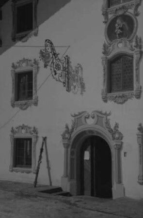 Leutasch-Gasse: bemalte Fassade des Gasthofs [Lüftlmalerei]