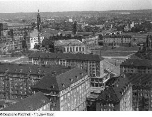 Blick vom Rathausturm über die Ernst-Thälmann-Straße (Wilsdruffer Straße) und den Neumarkt zum Neustädter Elbufer