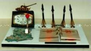 Schreibtischgarnitur mit militärischen Motiven