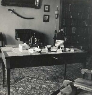 Puschkins Schreibtisch in der letzten Wohnung des Dichters in Leningrad (heute Sankt Petersburg) auf dem Moika-Kai 12