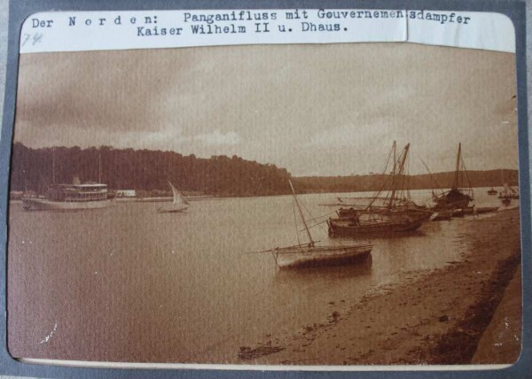 Le nord du pays : Rivière Pangani avec le bateau à vapeur du gouvernement Kaiser Wilhelm II et les dhouses