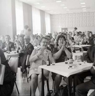 Betriebsspiele : Maschinen- und Apparatebau Grimma (MAG). Betriebsfest in der Betriebskantine. Ausgelassene Stimmung bei Vita Cola.