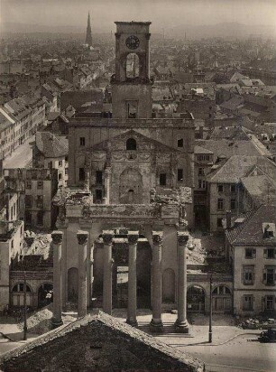 Zerstörte Gebäude in der Innenstadt. Evangelische Stadtkirche